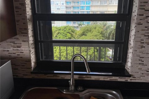 Condo in Miami, Florida, 2 bedrooms  № 2193267 - photo 27