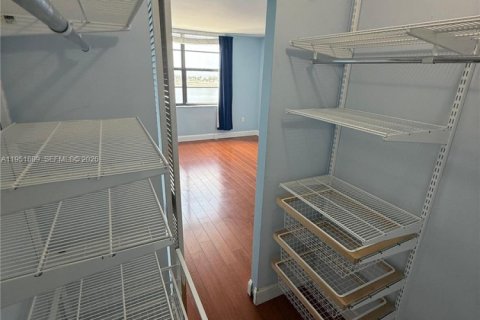 Condo in Miami, Florida, 2 bedrooms  № 2193267 - photo 30