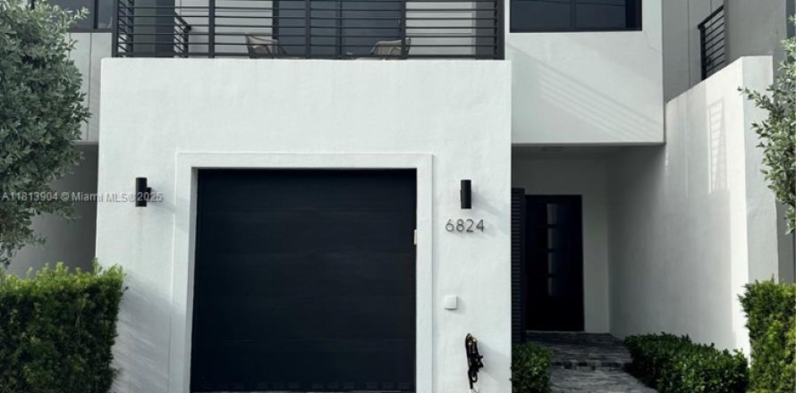 House in Miami, Florida 3 bedrooms, 233.09 sq.m. № 1770591