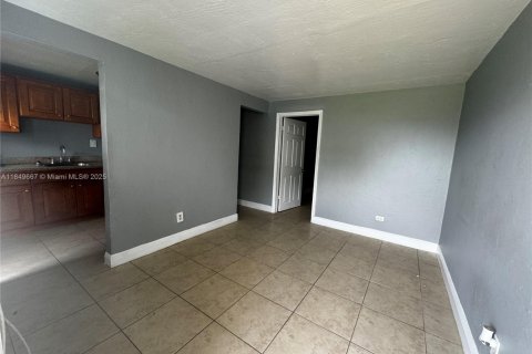 Appartement à louer à West Park, Floride: 2 chambres, 211.82 m2 № 1852029 - photo 1
