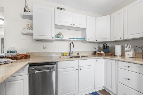 Condo in Daytona Beach, Florida, 2 bedrooms № 2202216 - photo 8