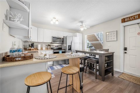 Condo in Daytona Beach, Florida, 2 bedrooms № 2202216 - photo 9