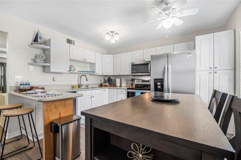 Condo in Daytona Beach, Florida, 2 bedrooms № 2202216 - photo 7