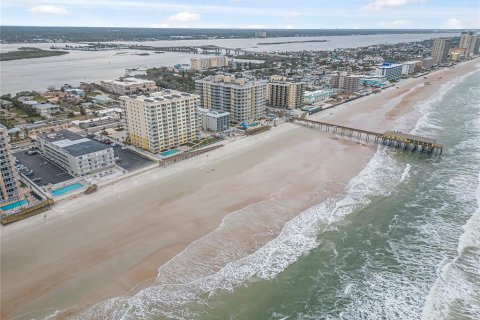 Condo in Daytona Beach, Florida, 2 bedrooms № 2202216 - photo 17