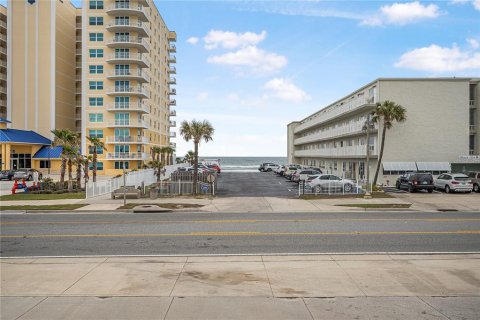 Condo in Daytona Beach, Florida, 2 bedrooms № 2202216 - photo 25
