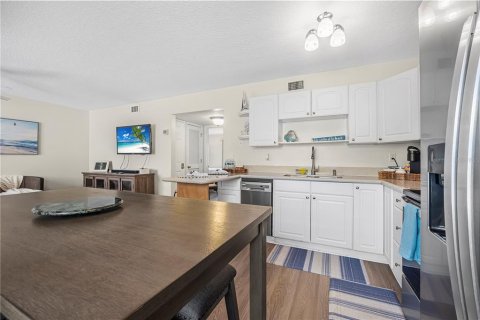 Condo in Daytona Beach, Florida, 2 bedrooms № 2202216 - photo 6
