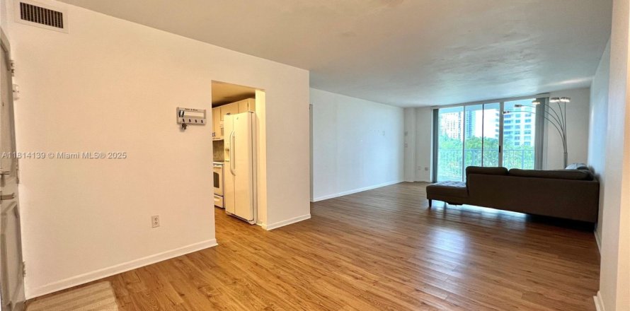 Кондоминиум с 2 спальнями в Авентура, Флорида № 1936453