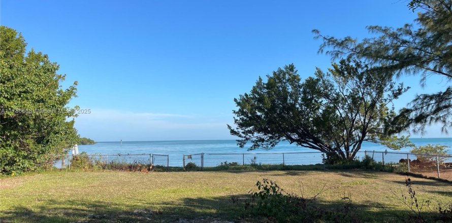 Commercial property in Marathon, Florida № 1701750