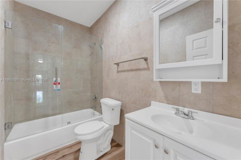 Casa en venta en Deerfield Beach, Florida, 4 dormitorios № 1995567 - foto 2