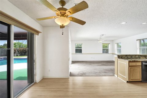 Villa ou maison à vendre à Davie, Floride: 4 chambres, 218.32 m2 № 2087358 - photo 7