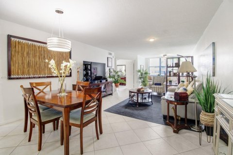 Copropriété à vendre à Sunrise, Floride: 2 chambres, 104.98 m2 № 1979721 - photo 1