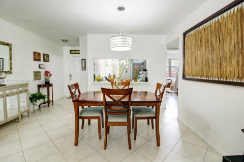 Copropriété à vendre à Sunrise, Floride: 2 chambres, 104.98 m2 № 1979721 - photo 2