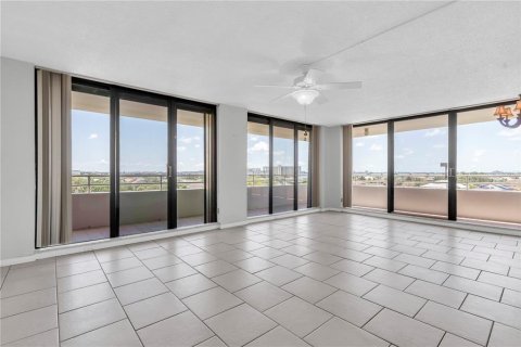 Condo in Gulfport, Florida, 3 bedrooms № 2316763 - photo 6