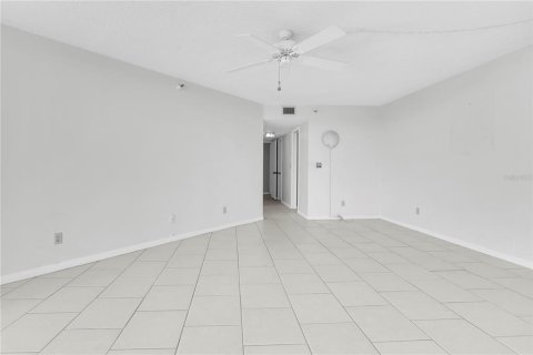 Condo in Gulfport, Florida, 3 bedrooms № 2316763 - photo 16