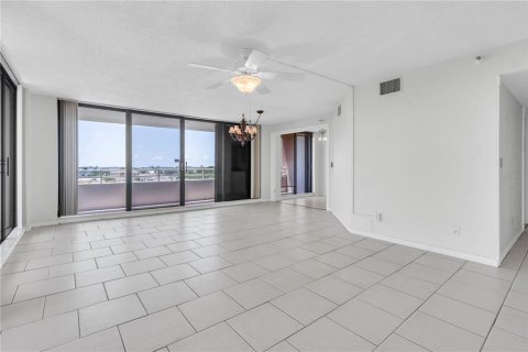 Condo in Gulfport, Florida, 3 bedrooms № 2316763 - photo 9