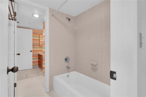 Condo in Gulfport, Florida, 3 bedrooms № 2316763 - photo 25