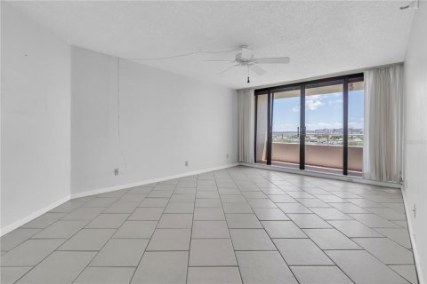 Condo in Gulfport, Florida, 3 bedrooms № 2316763 - photo 15