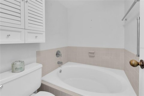 Condo in Gulfport, Florida, 3 bedrooms № 2316763 - photo 18