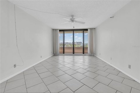 Condo in Gulfport, Florida, 3 bedrooms № 2316763 - photo 17