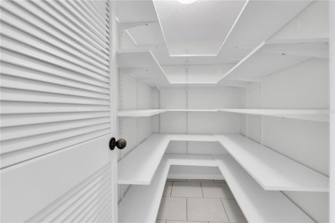 Condo in Gulfport, Florida, 3 bedrooms № 2316763 - photo 23