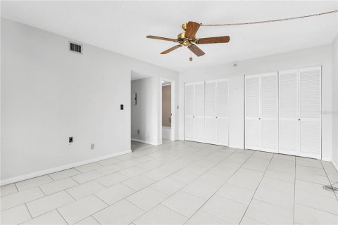 Condo in Gulfport, Florida, 3 bedrooms № 2316763 - photo 27