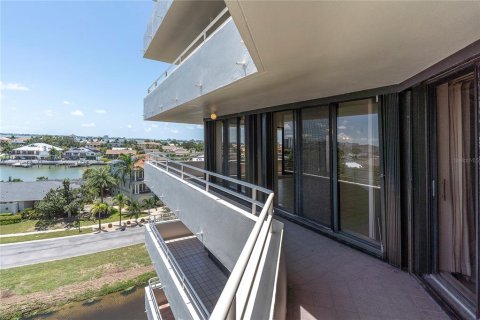 Condo in Gulfport, Florida, 3 bedrooms № 2316763 - photo 29