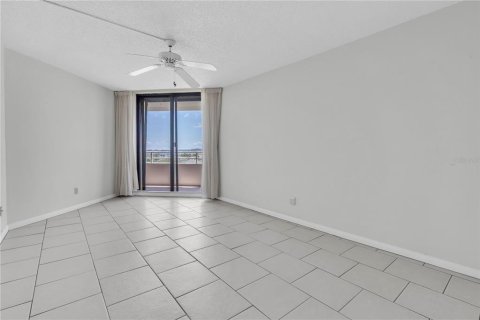Condo in Gulfport, Florida, 3 bedrooms № 2316763 - photo 22