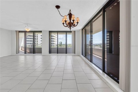 Condo in Gulfport, Florida, 3 bedrooms № 2316763 - photo 11