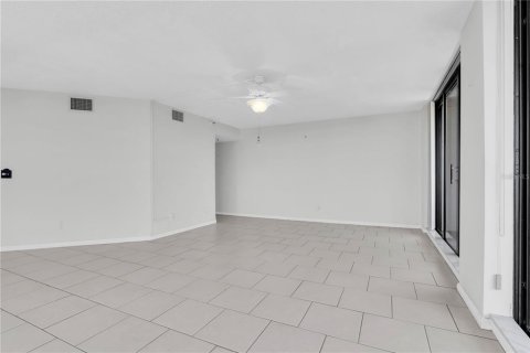 Condo in Gulfport, Florida, 3 bedrooms № 2316763 - photo 8