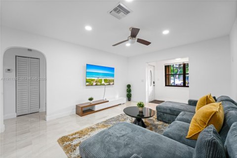 Villa ou maison à vendre à Hollywood, Floride: 4 chambres, 197.97 m2 № 1997499 - photo 4