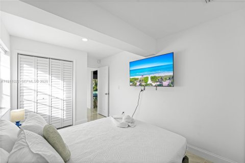 Villa ou maison à vendre à Hollywood, Floride: 4 chambres, 197.97 m2 № 1997499 - photo 15