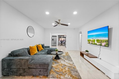 Villa ou maison à vendre à Hollywood, Floride: 4 chambres, 197.97 m2 № 1997499 - photo 2