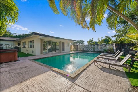 Villa ou maison à vendre à Hollywood, Floride: 4 chambres, 197.97 m2 № 1997499 - photo 27