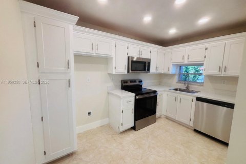 Купить кондоминиум в Пемброк-Пайнс, Флорида 2 спальни, 97.55м2, № 2010802 - фото 3