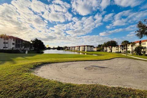 Купить кондоминиум в Пемброк-Пайнс, Флорида 2 спальни, 97.55м2, № 2010802 - фото 19