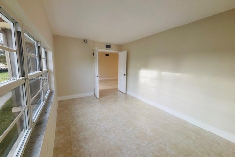 Купить кондоминиум в Пемброк-Пайнс, Флорида 2 спальни, 97.55м2, № 2010802 - фото 12