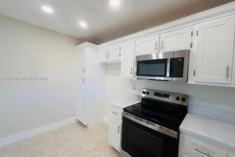 Купить кондоминиум в Пемброк-Пайнс, Флорида 2 спальни, 97.55м2, № 2010802 - фото 5