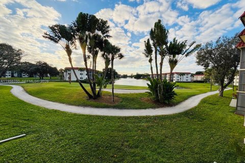 Купить кондоминиум в Пемброк-Пайнс, Флорида 2 спальни, 97.55м2, № 2010802 - фото 20