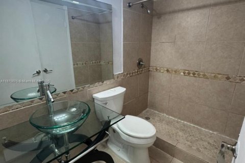 Снять в аренду кондоминиум в Майами, Флорида 2 спальни, 83.43м2, № 1926546 - фото 3