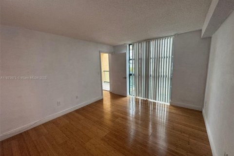 Снять в аренду кондоминиум в Майами, Флорида 2 спальни, 83.43м2, № 1926546 - фото 9