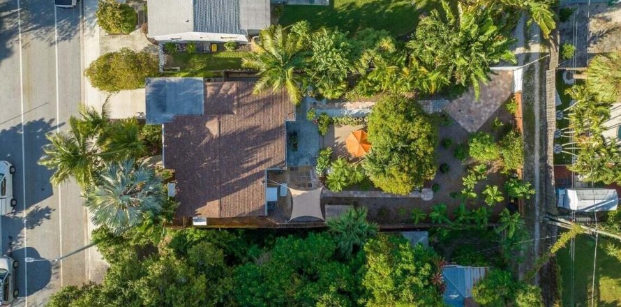 House in Lake Worth, Florida 3 bedrooms, 102.01 sq.m. № 1207701