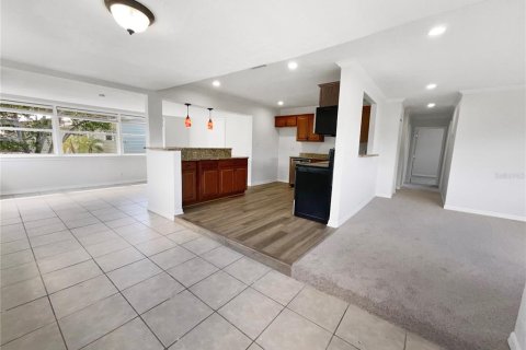 Casa en venta en Tampa, Florida, 3 dormitorios, 110.55 m2 № 1785366 - foto 9