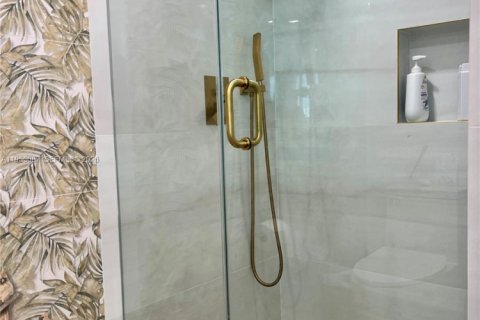 Copropriété à louer à Surfside, Floride: 2 chambres, 86.12 m2 № 2008753 - photo 17