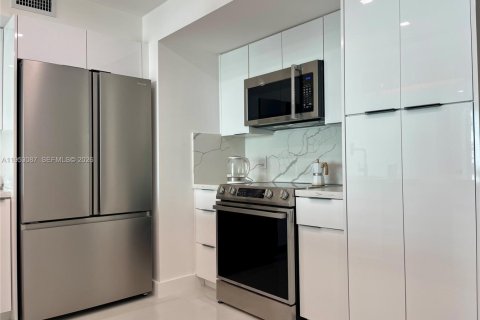 Copropriété à louer à Surfside, Floride: 2 chambres, 86.12 m2 № 2008753 - photo 2