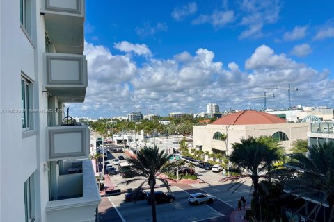 Copropriété à louer à Surfside, Floride: 2 chambres, 86.12 m2 № 2008753 - photo 9