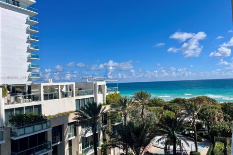 Copropriété à louer à Surfside, Floride: 2 chambres, 86.12 m2 № 2008753 - photo 8