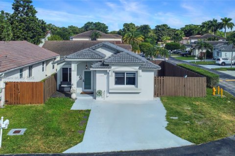 Casa en venta en Miami, Florida, 3 dormitorios, 127.55 m2 № 1963024 - foto 1