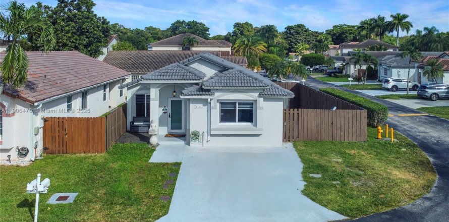 Casa en Miami, Florida 3 dormitorios, 127.55 m2 № 1963024