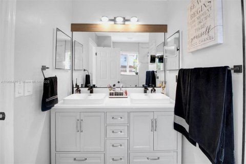 Casa en venta en Miami, Florida, 3 dormitorios, 127.55 m2 № 1963024 - foto 17