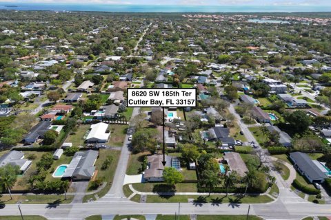 House in Cutler Bay, Florida 4 bedrooms, 164.62 sq.m. № 2049707